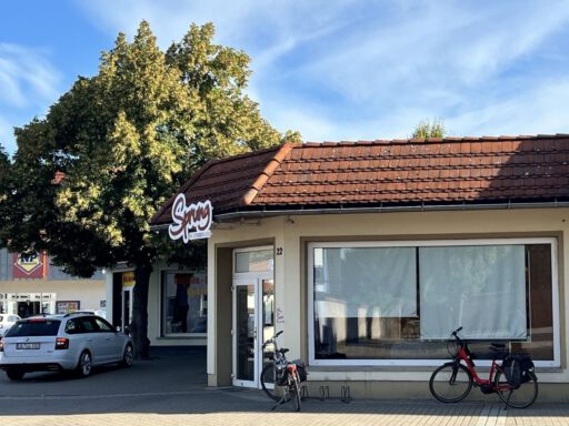 Frontansicht der Filiale Gommern mit Eingangsbereich